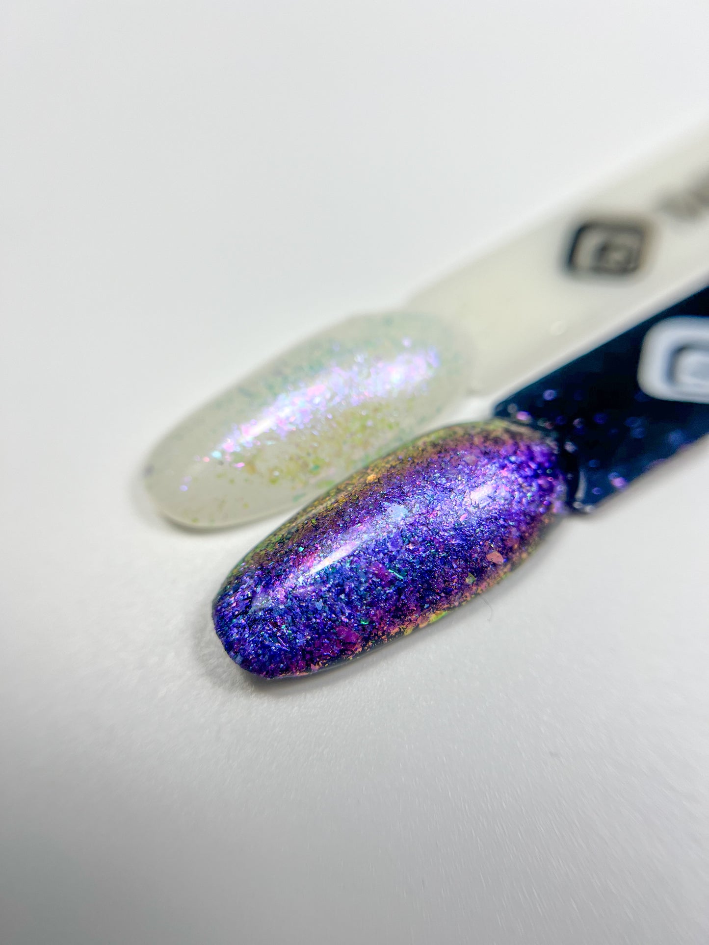 118851 CHAMELEON FLAKES MERMAID PURPLE  GOLD