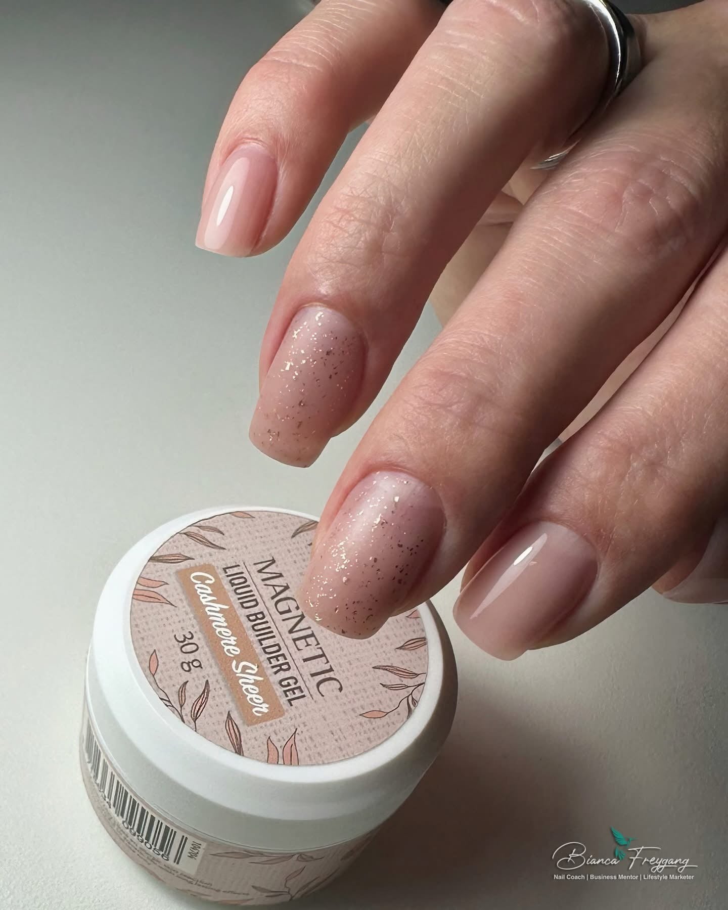 104704  Liquid Builder Gel Cashmere  30g